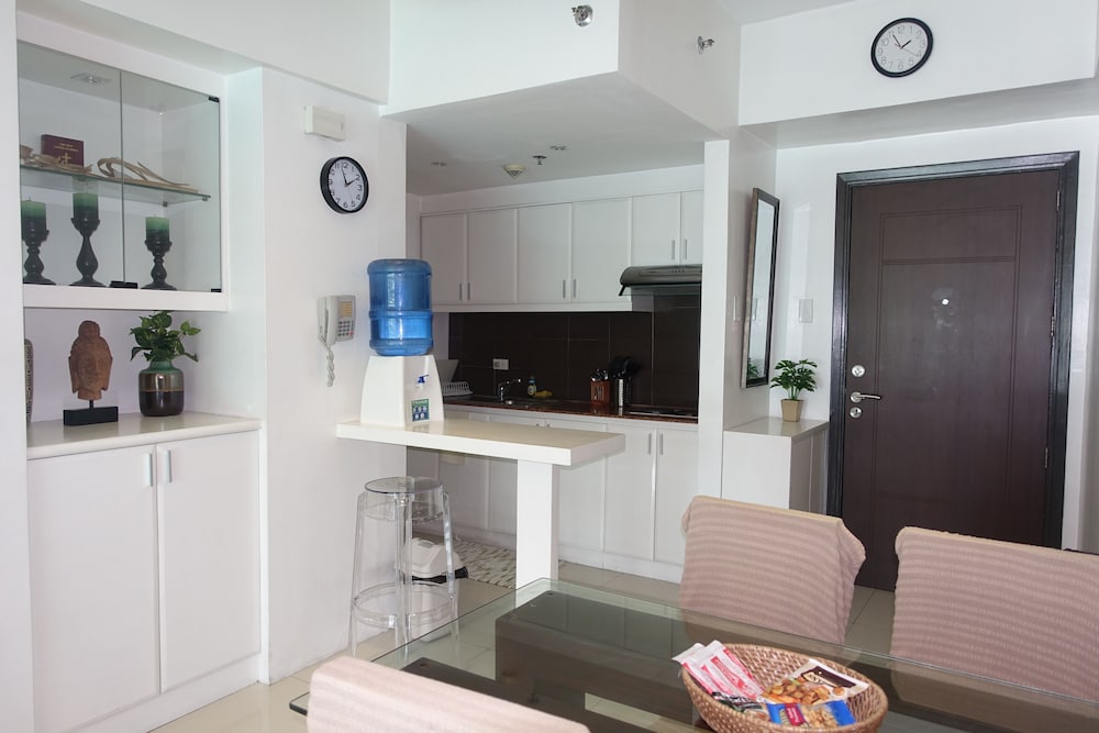 Фото Luxury Condo at Forbeswood Parklane