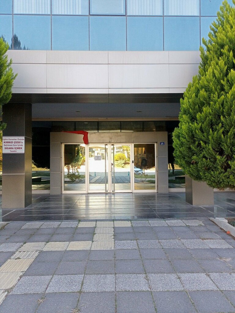كلية، جامعة Uludag University Faik Celik Automotive Engineering Department ، بورصة، صورة