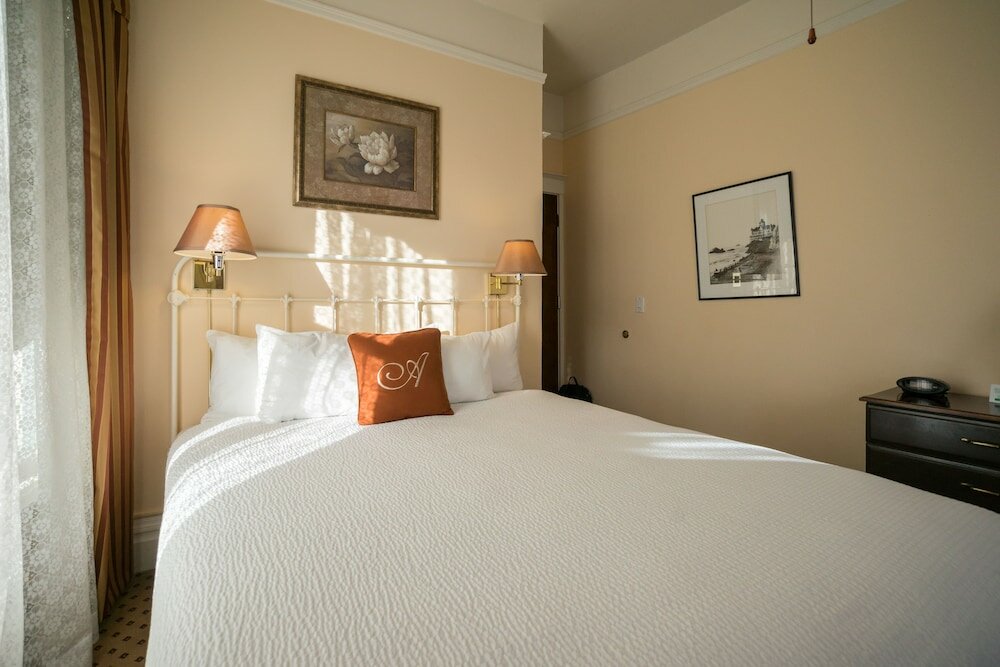 Фото The Andrews Hotel