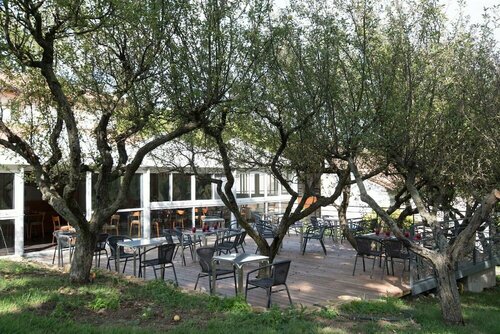 Гостиница H& xF4; tel-Restaurant l'Arti& xE8; re