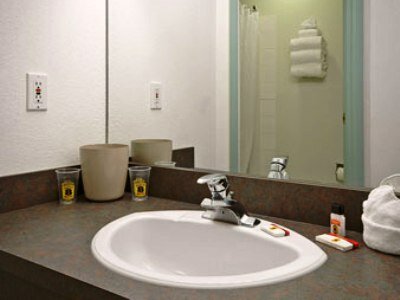 Фото Super 8 by Wyndham Revelstoke Bc