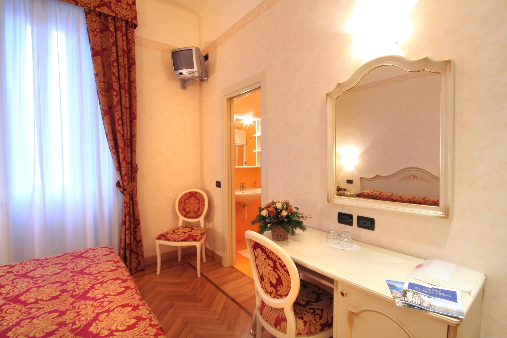 Фото Hotel Promessi Sposi