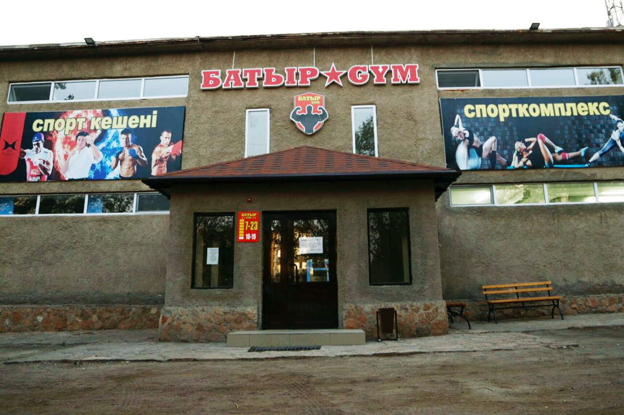 Бұл бейнеде фитнес баби әтешті тамаша сорады.