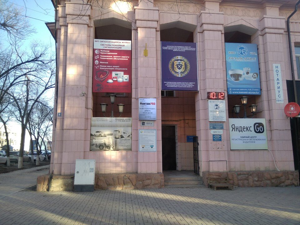 Фиб Тонкиннің мүшесін жалап жатқан порно фотосы