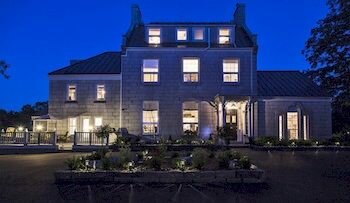 Внешний вид отеля All Suites Whitney Manor в Кингстоне, фото 1