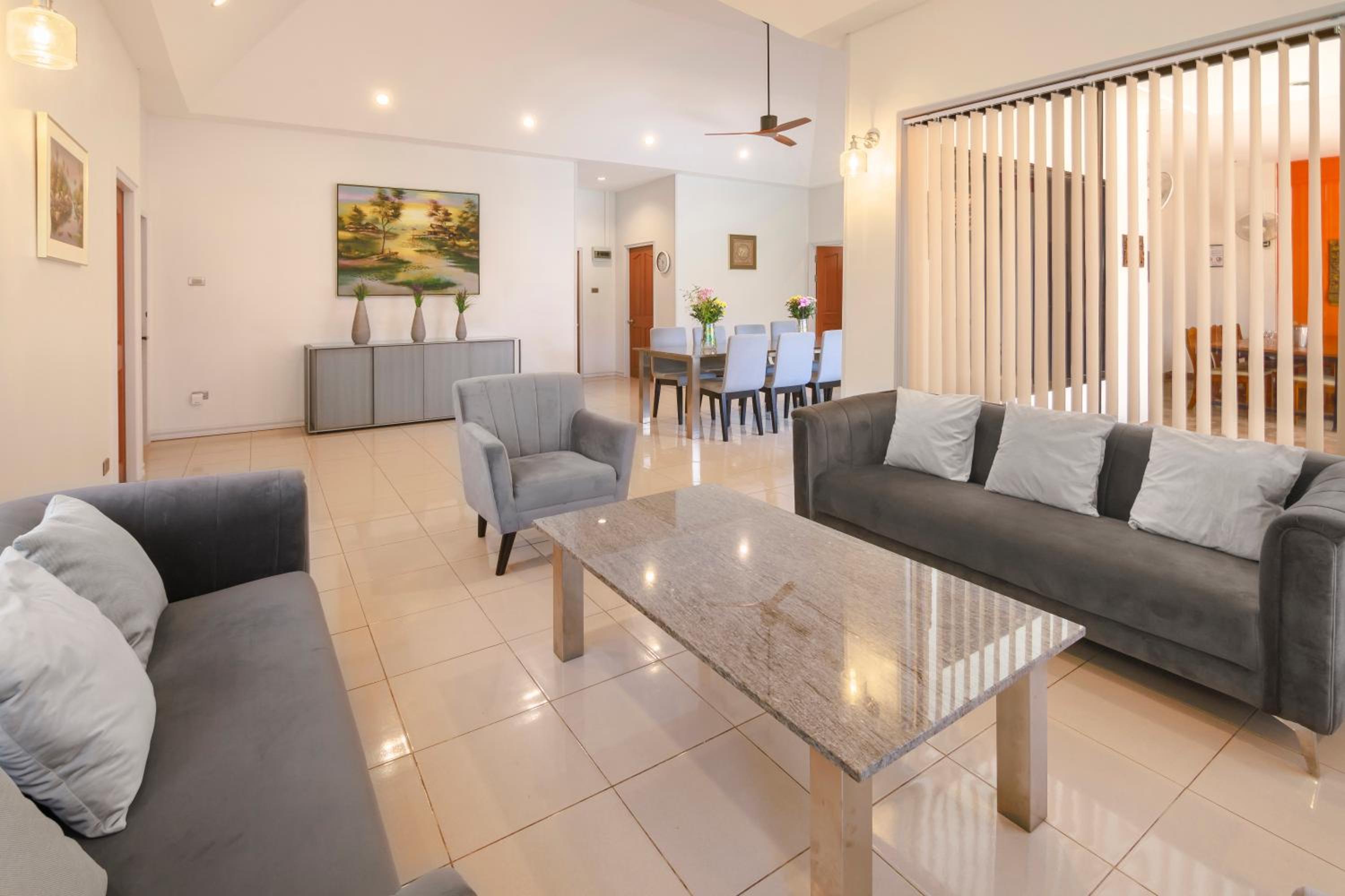 Фото Pattaya Hill, Near the City and Beach