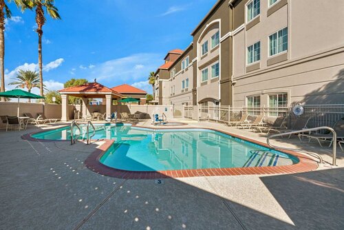 Гостиница La Quinta Inn & Suites by Wyndham Phoenix I-10 West