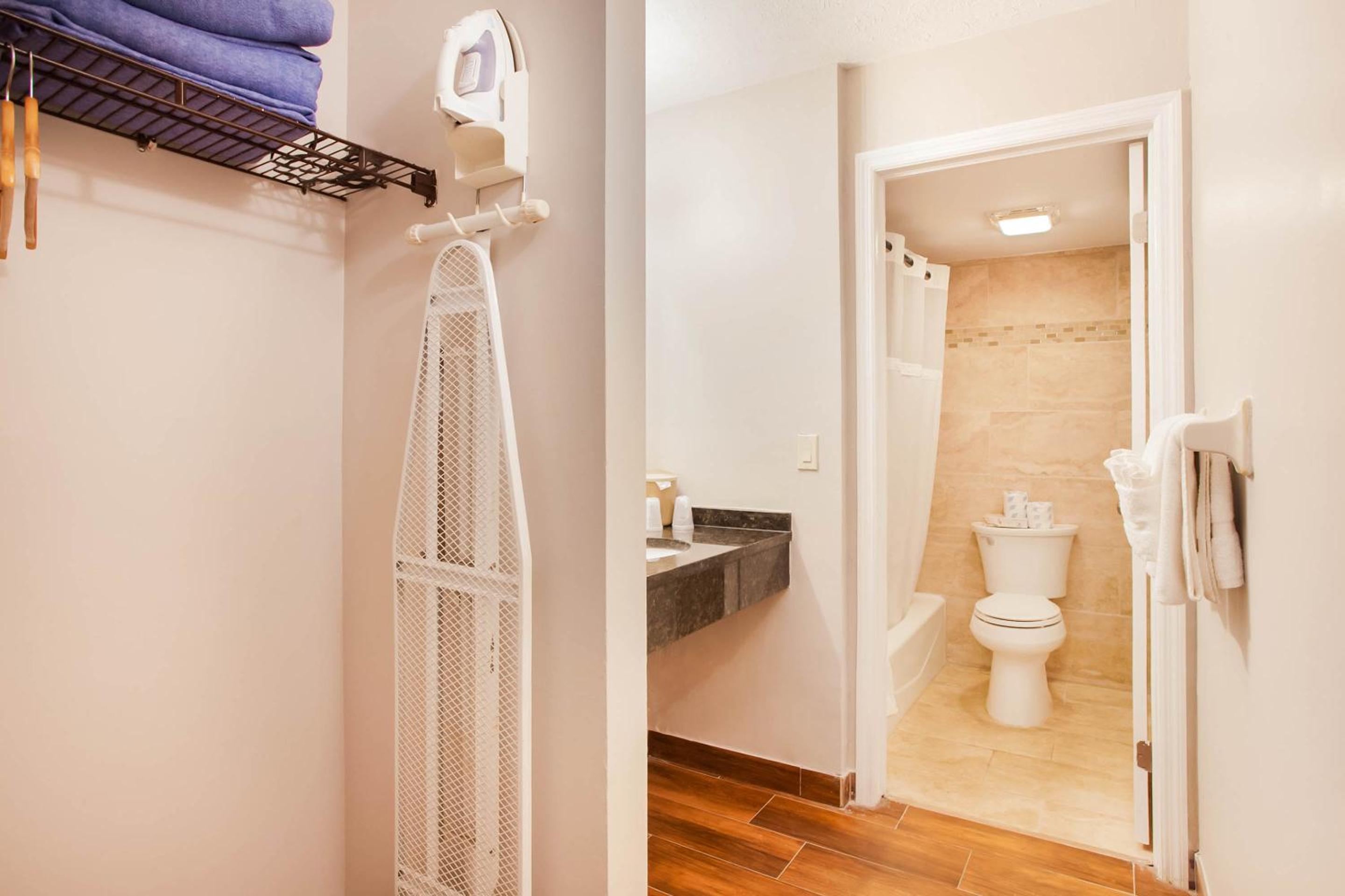 Фото Oyo Waterfront Hotel - Cape Coral/Fort Myers, Fl