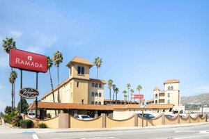 Гостиница Ramada by Wyndham Burbank Airport в Санта-Кларите