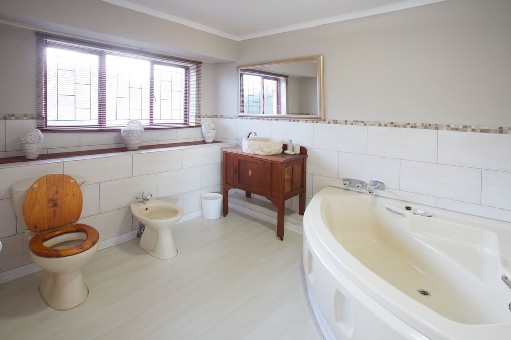 Фото Sea Whisper Guest House & Self Catering