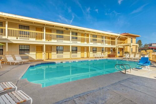 Гостиница Travelodge by Wyndham El Paso - Airport в Эль-Пасо