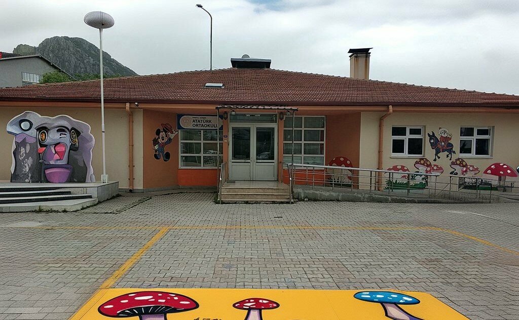 School Ataturk Middle School, Egirdir, photo