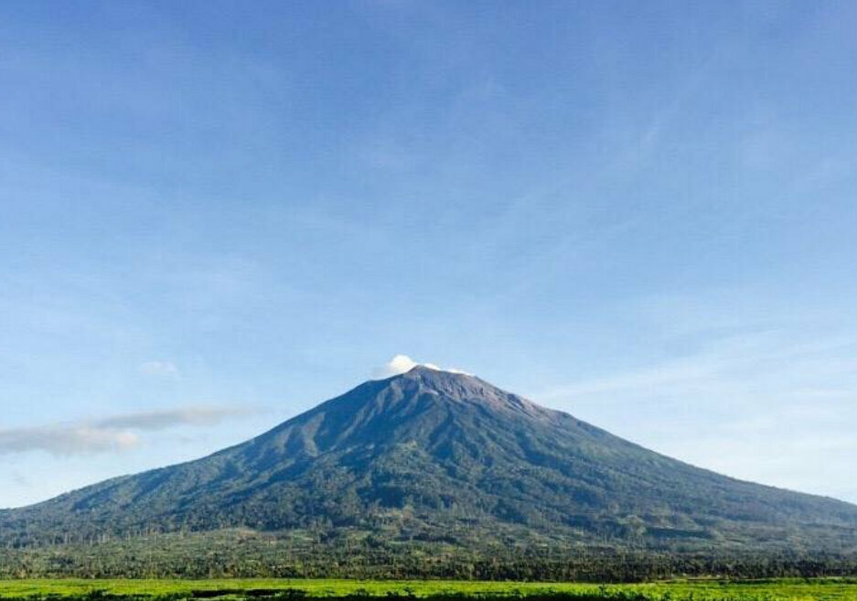 Mountain peak Mount Kanlaon 2430 meters, Province of Negros Occidental, photo