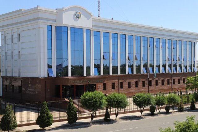 Transseksual semiz ayolni kaltaklaydi.