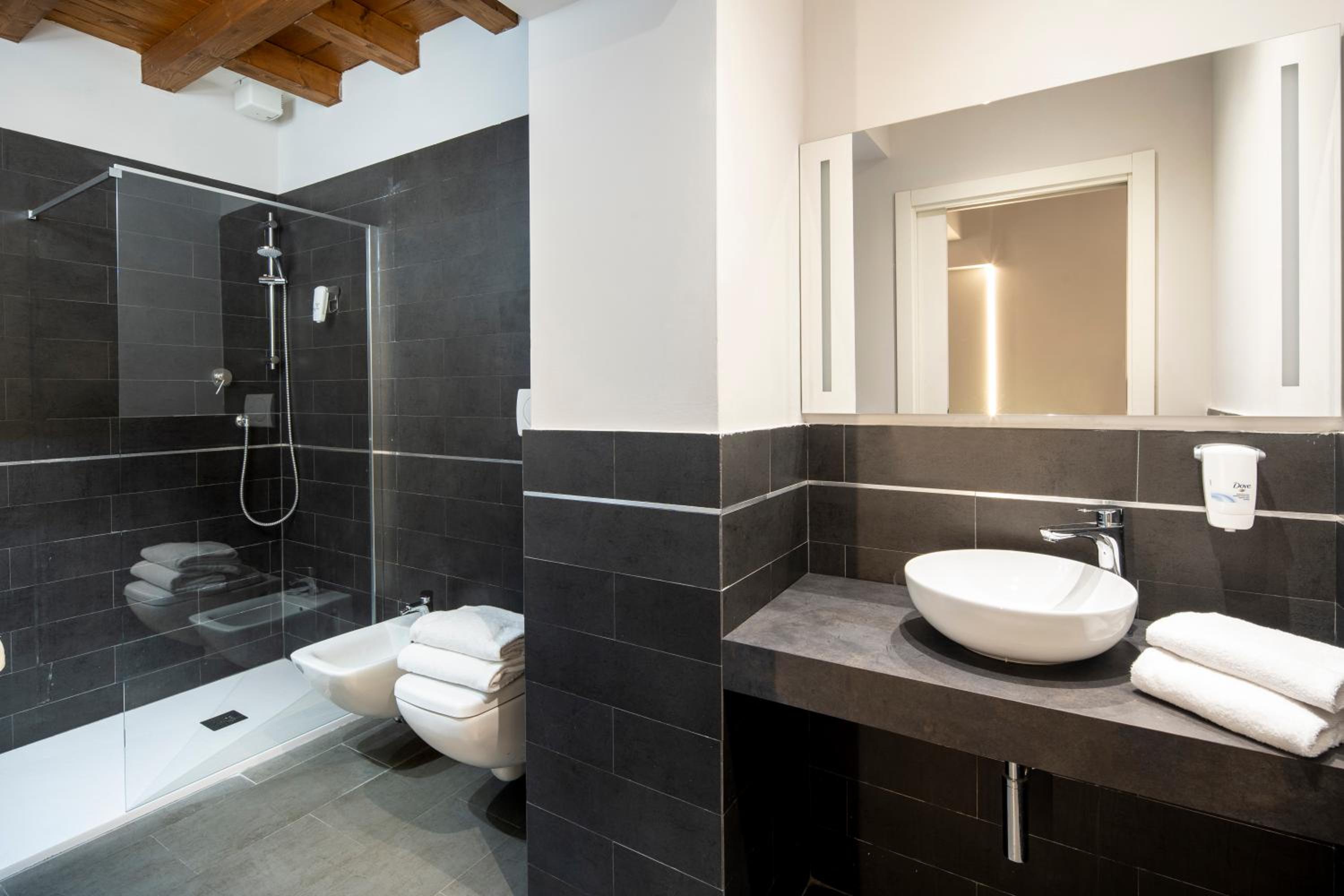 Фото Astoria Suite Apartments