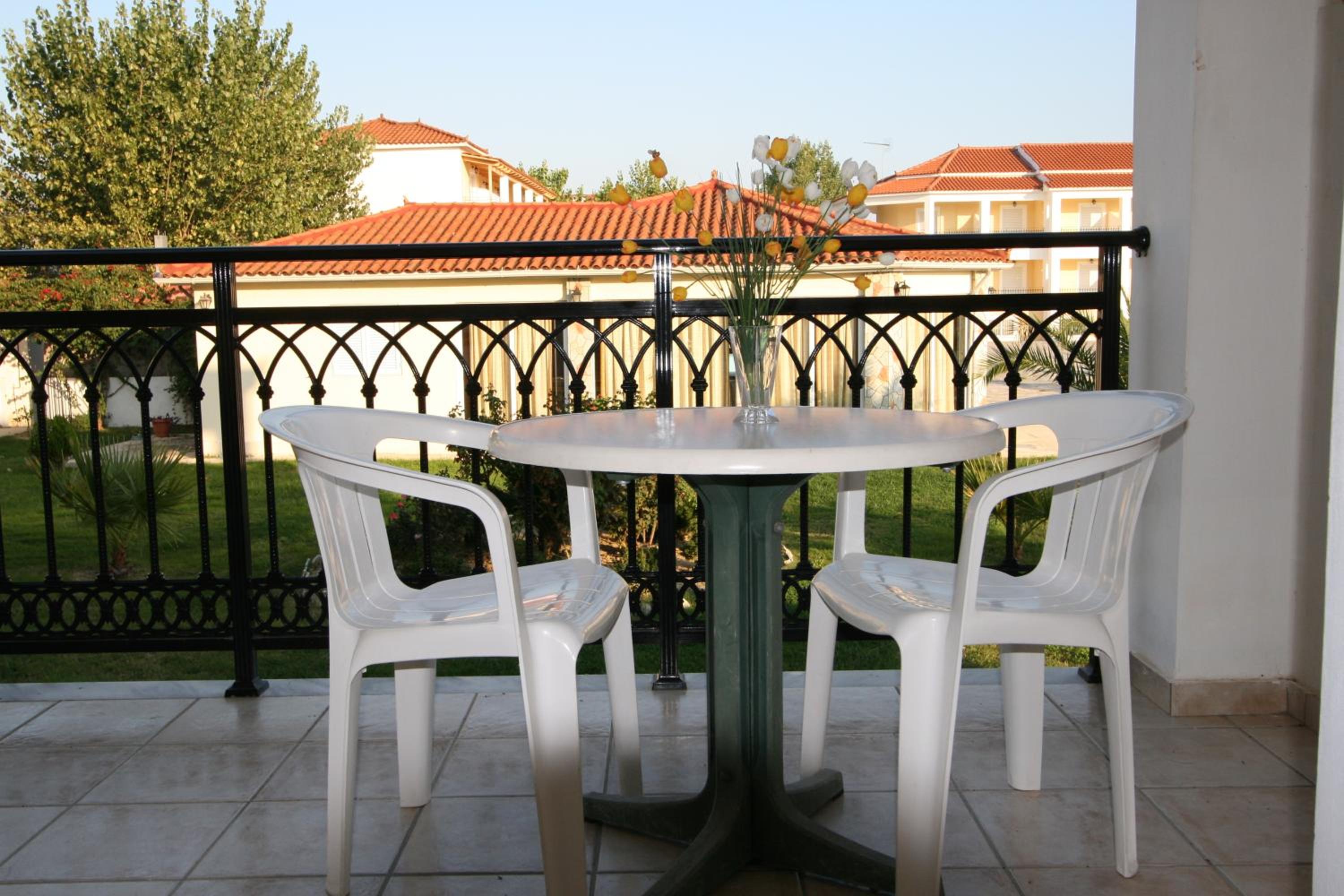 Фото Village Inn Studios & Family Apartments