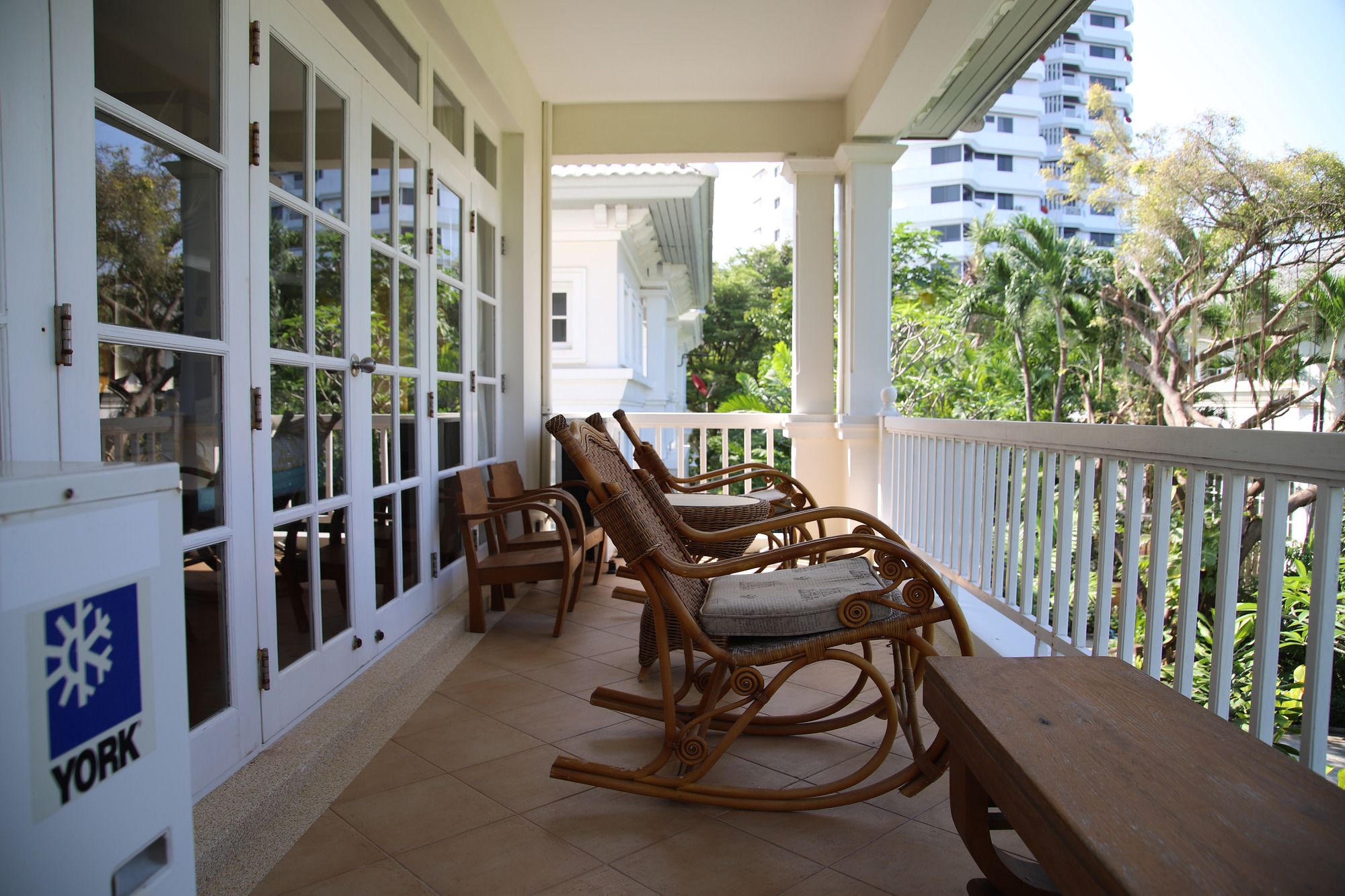 Фото Baan Dhewaran Beachfront Villa