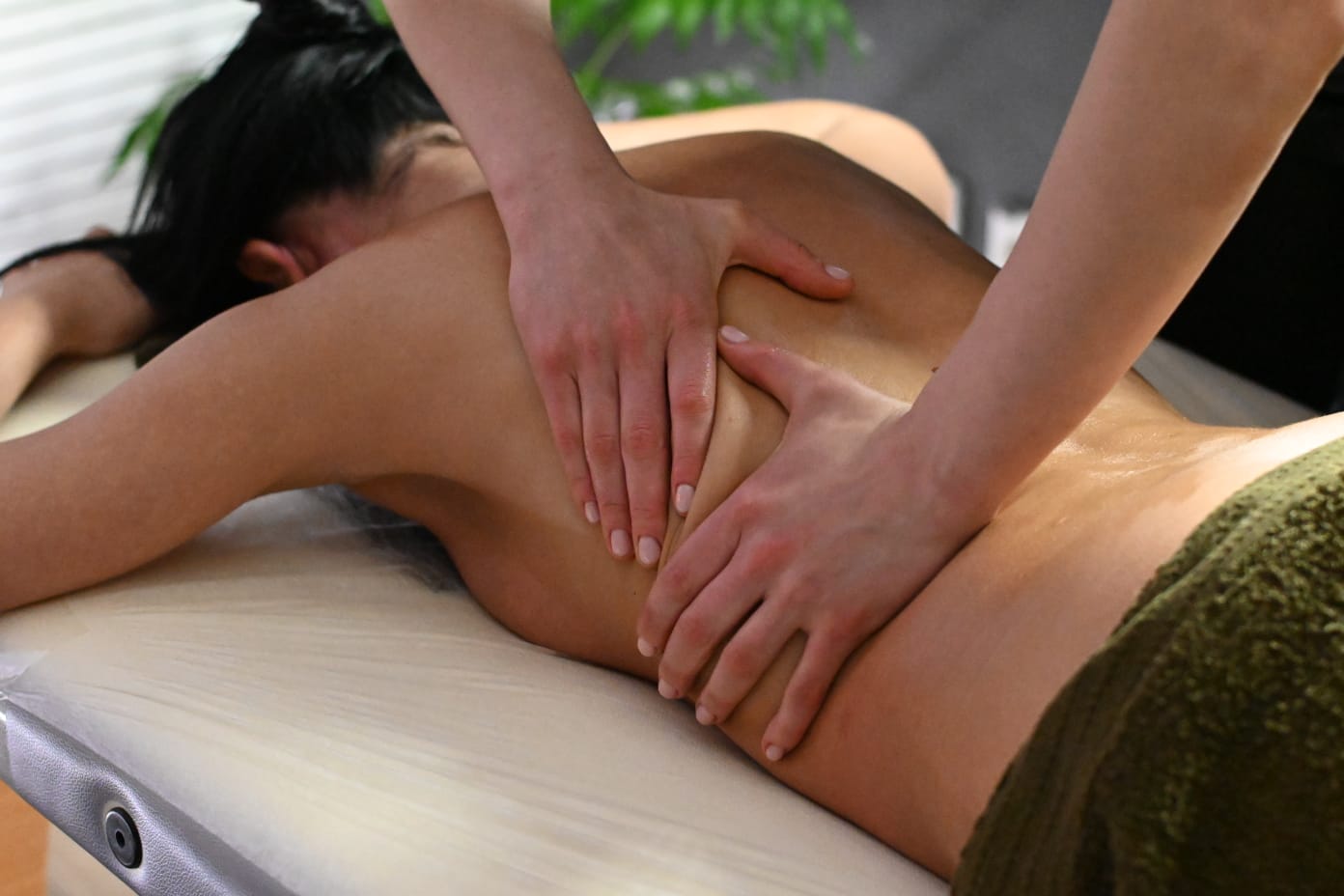 Қыздың барлық тесіктері жақыннан