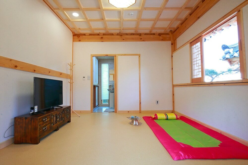 Фото Wiyeonjae Hanok Stay