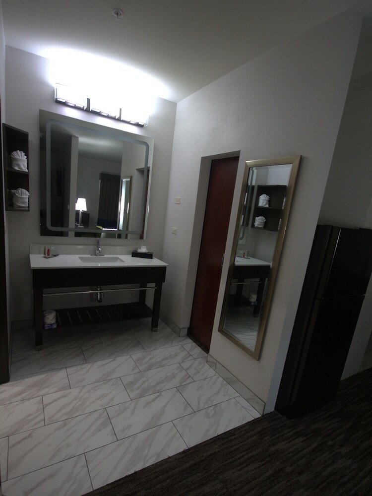 Фото Atrium Hotel and Suites