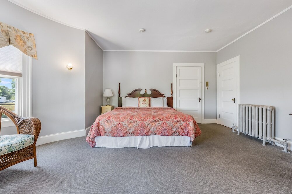 Фото Castle Manor Inn