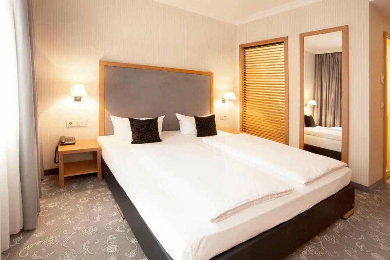 Фото Townhouse Hotel