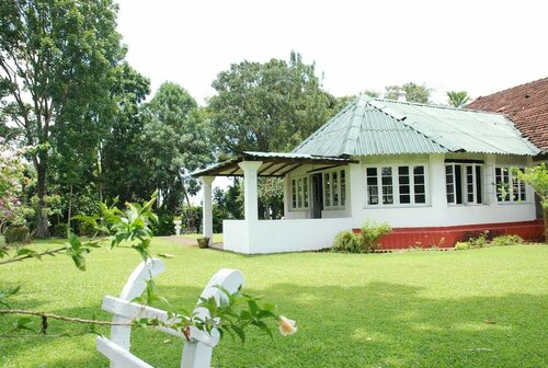 Гостиница The Bungalow at Pantiya Estate