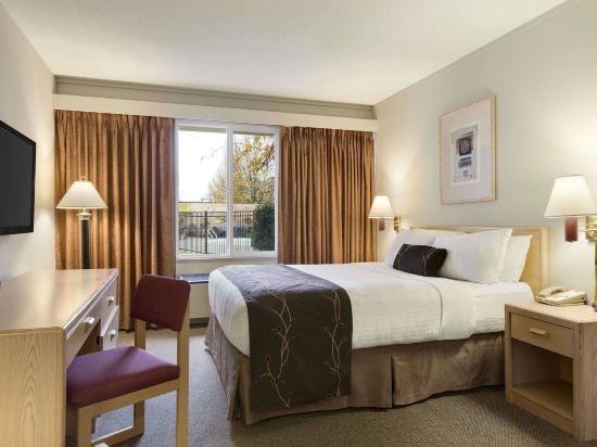 Фото Days Inn by Wyndham Victoria Airport Sidney