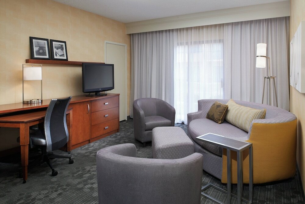 Фото Courtyard by Marriott Detroit Dearborn