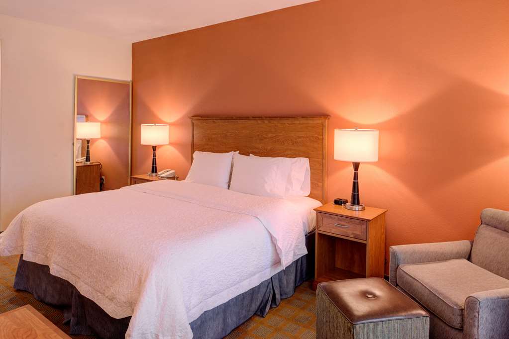 Фото Hampton Inn & Suites Ontario