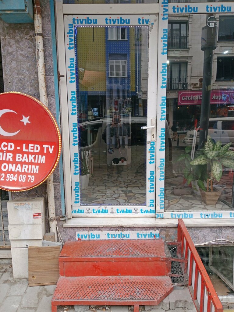 Satellite operator Ckr Electronics, Istanbul, photo