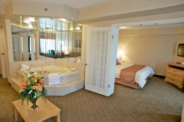 Фото Monte Carlo Inn - Brampton Suites