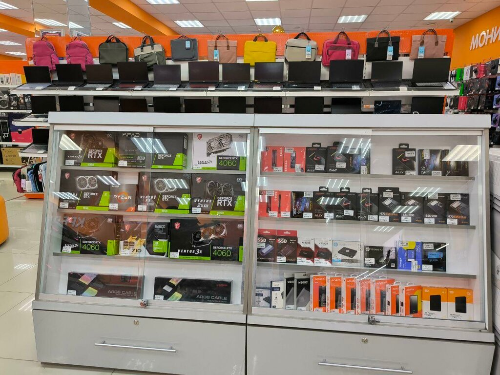 Electronics store DNS, Yesk, photo