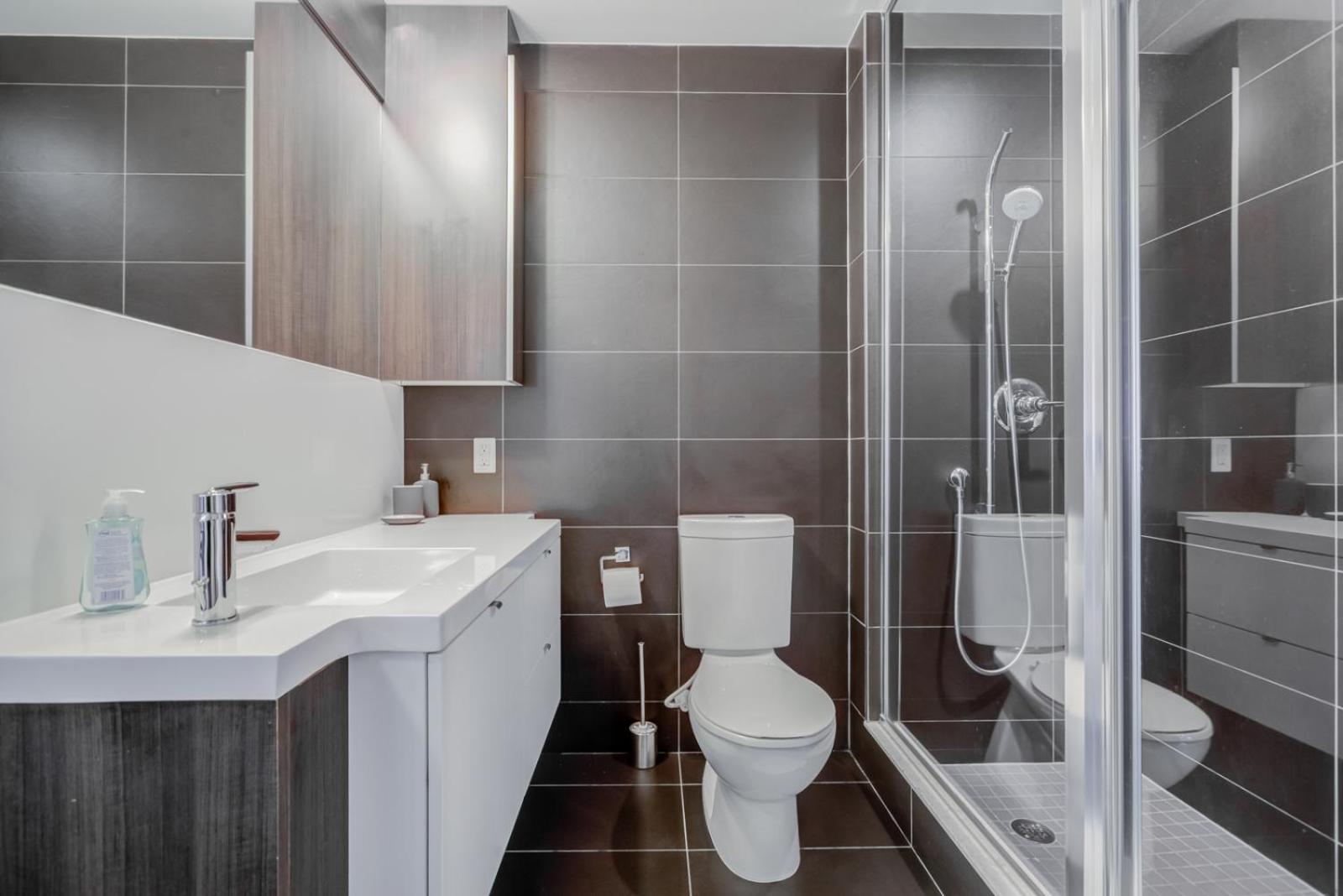 Фото E. S. i Furnished Suites at the Acc