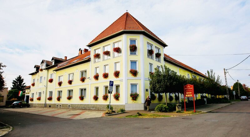 Гостиница Hotel Korona Eger в Эгере