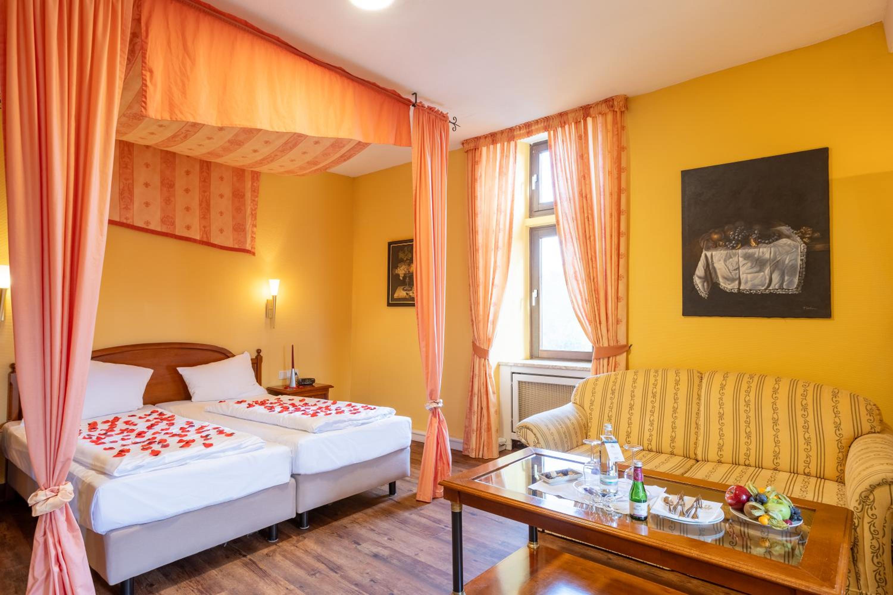 Фото Hotel Burg Staufenberg