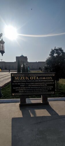 U kokrakni siqib chiqaradi