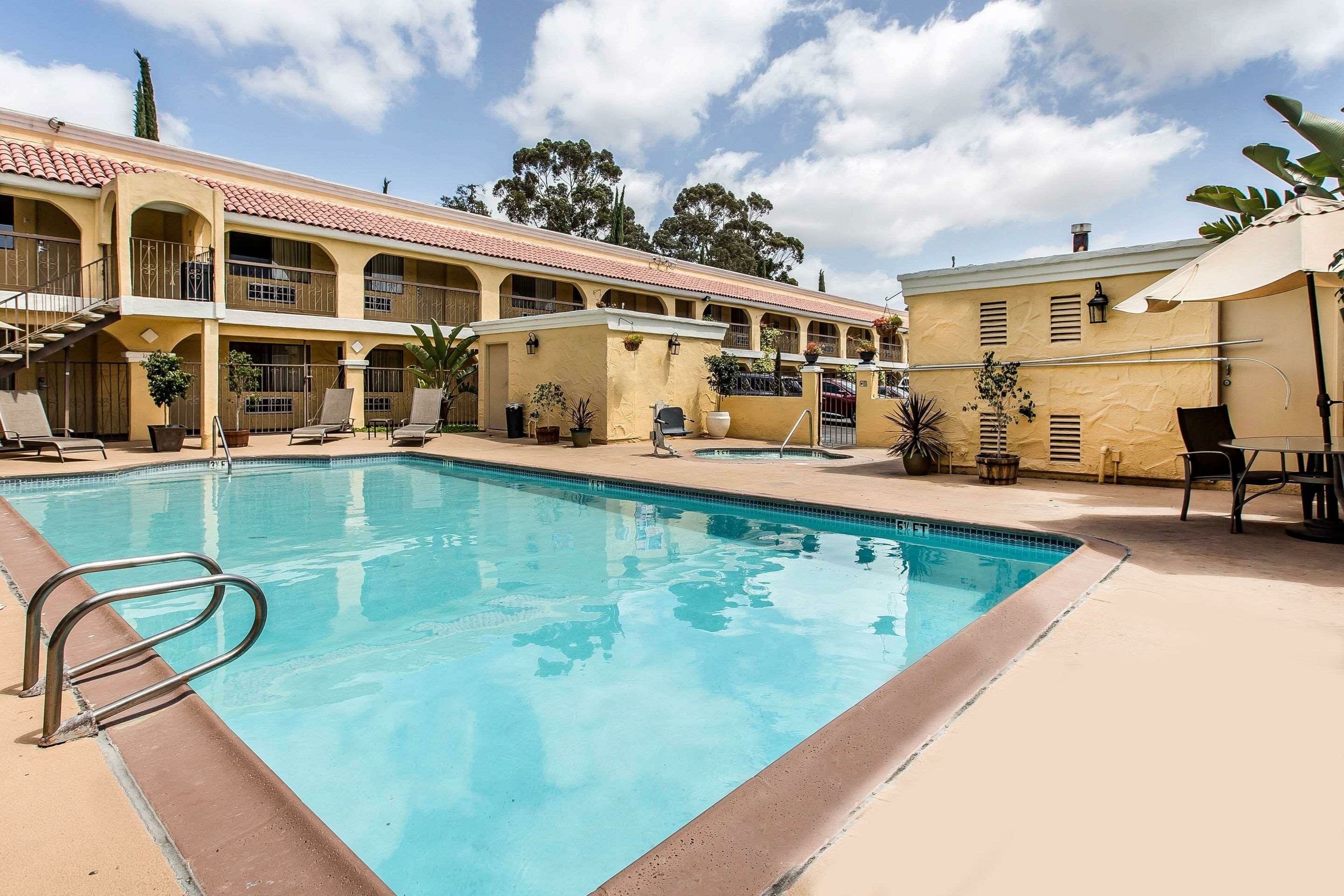 Фото Econo Lodge Inn & Suites El Cajon San Diego East