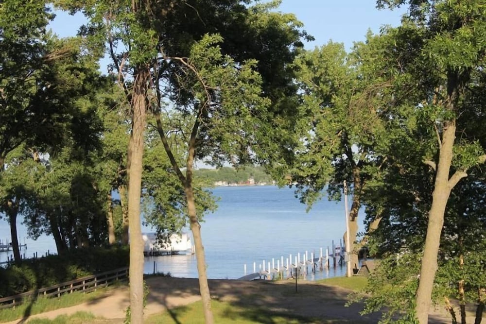 Фото Okoboji Commons Hotel