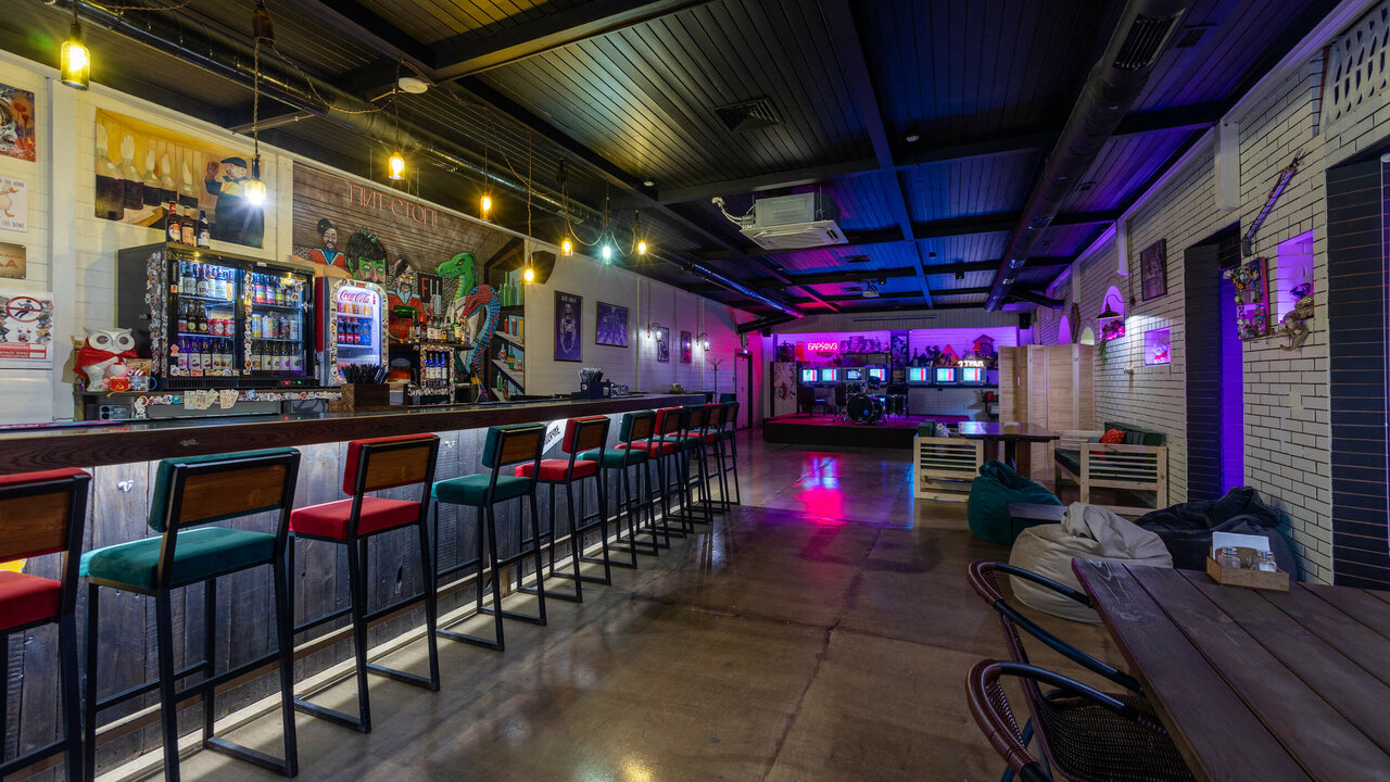 Анапада бір жезөкше бар.