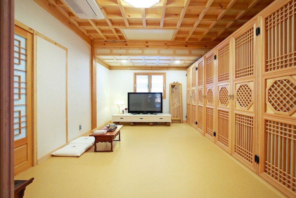 Фото Wiyeonjae Hanok Stay