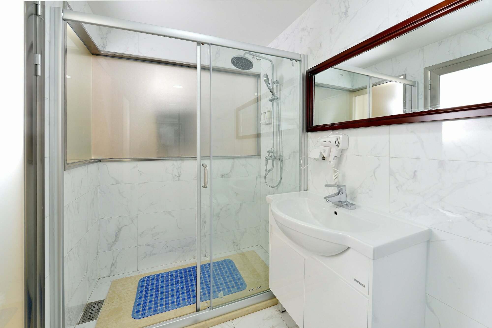 Фото Yoyo International Apartment