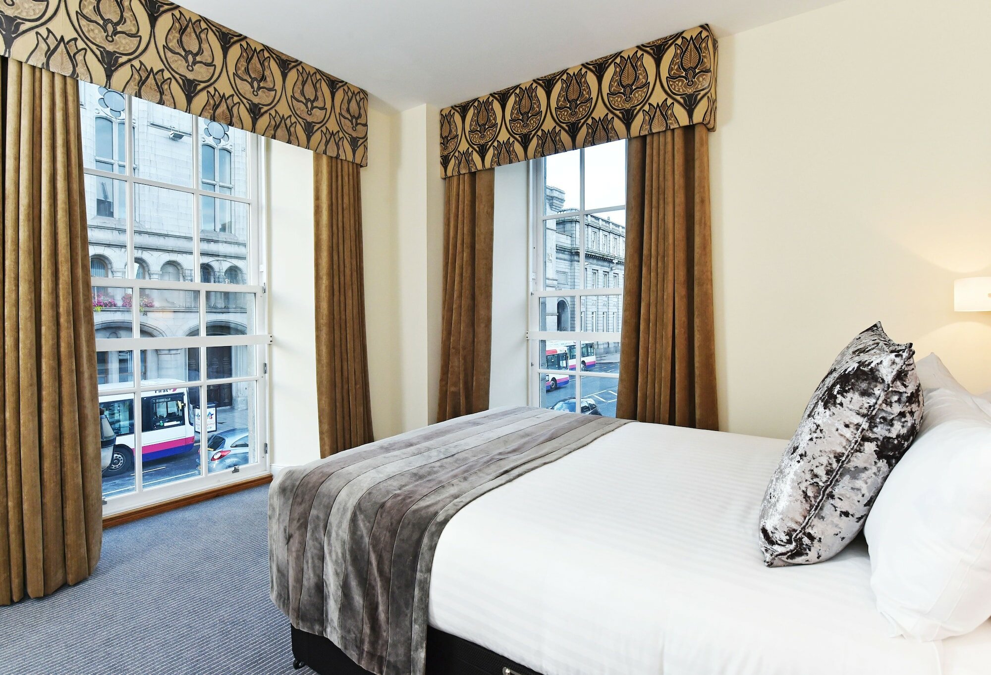 Фото Royal Athenaeum Suites