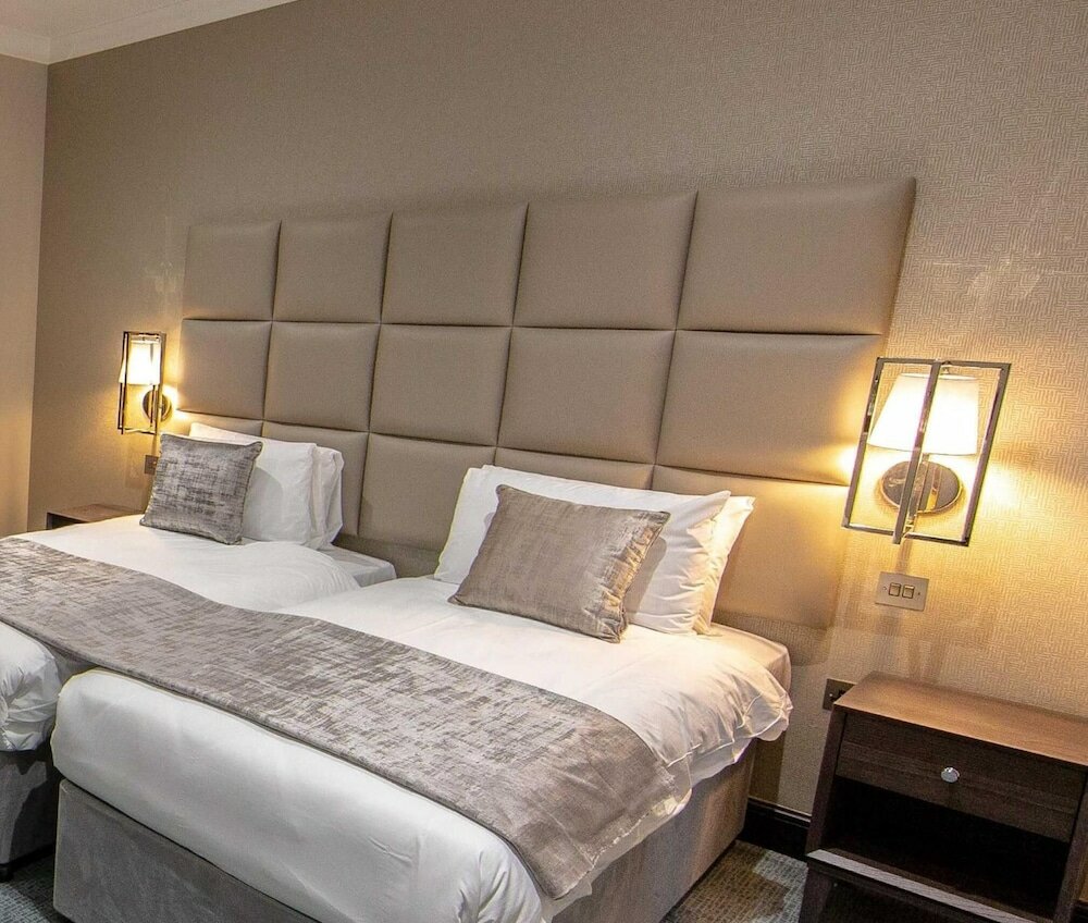 Фото The Crescent Hyde Park