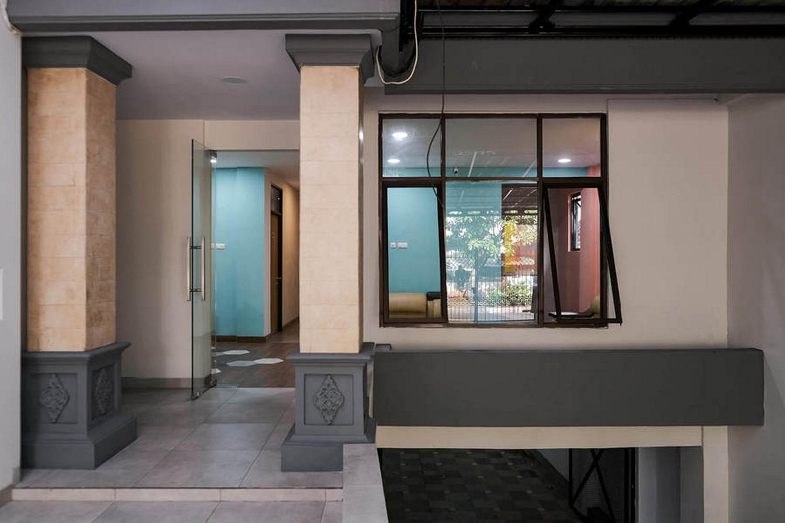 Фото RedDoorz Plus near Taman Anggrek Mall