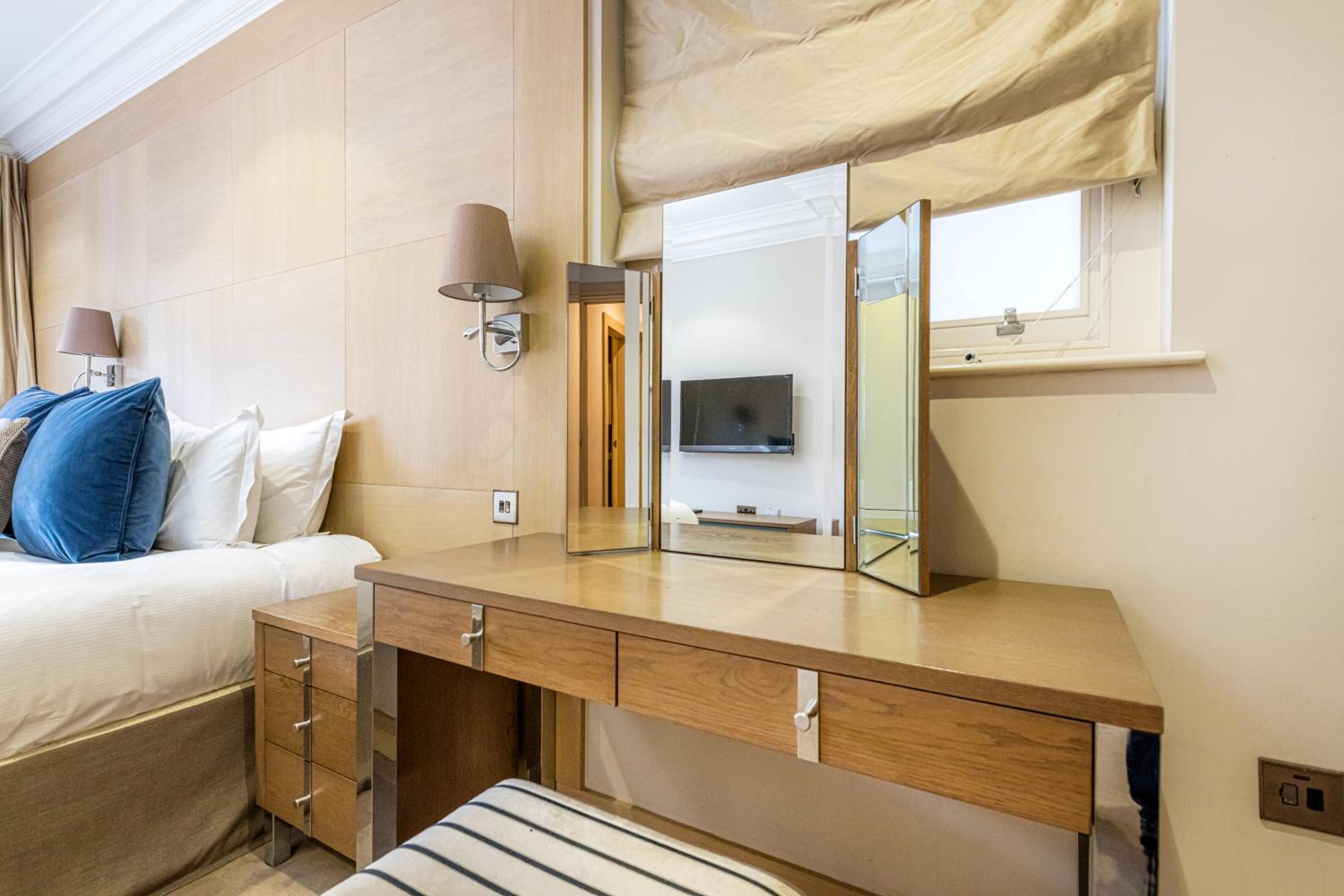 Фото Claverley Court