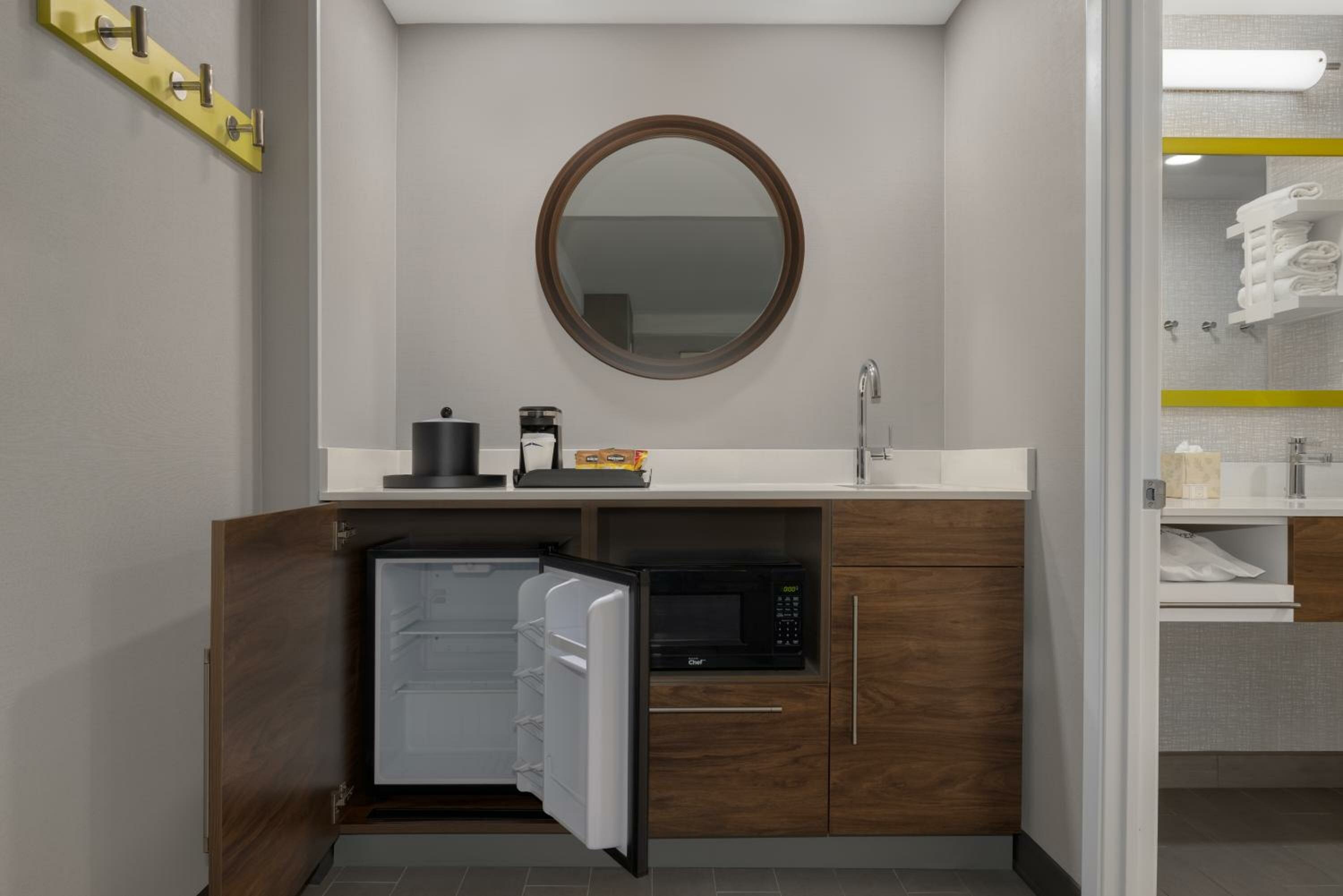 Фото Hampton Inn & Suites by Hilton Toronto Downtown