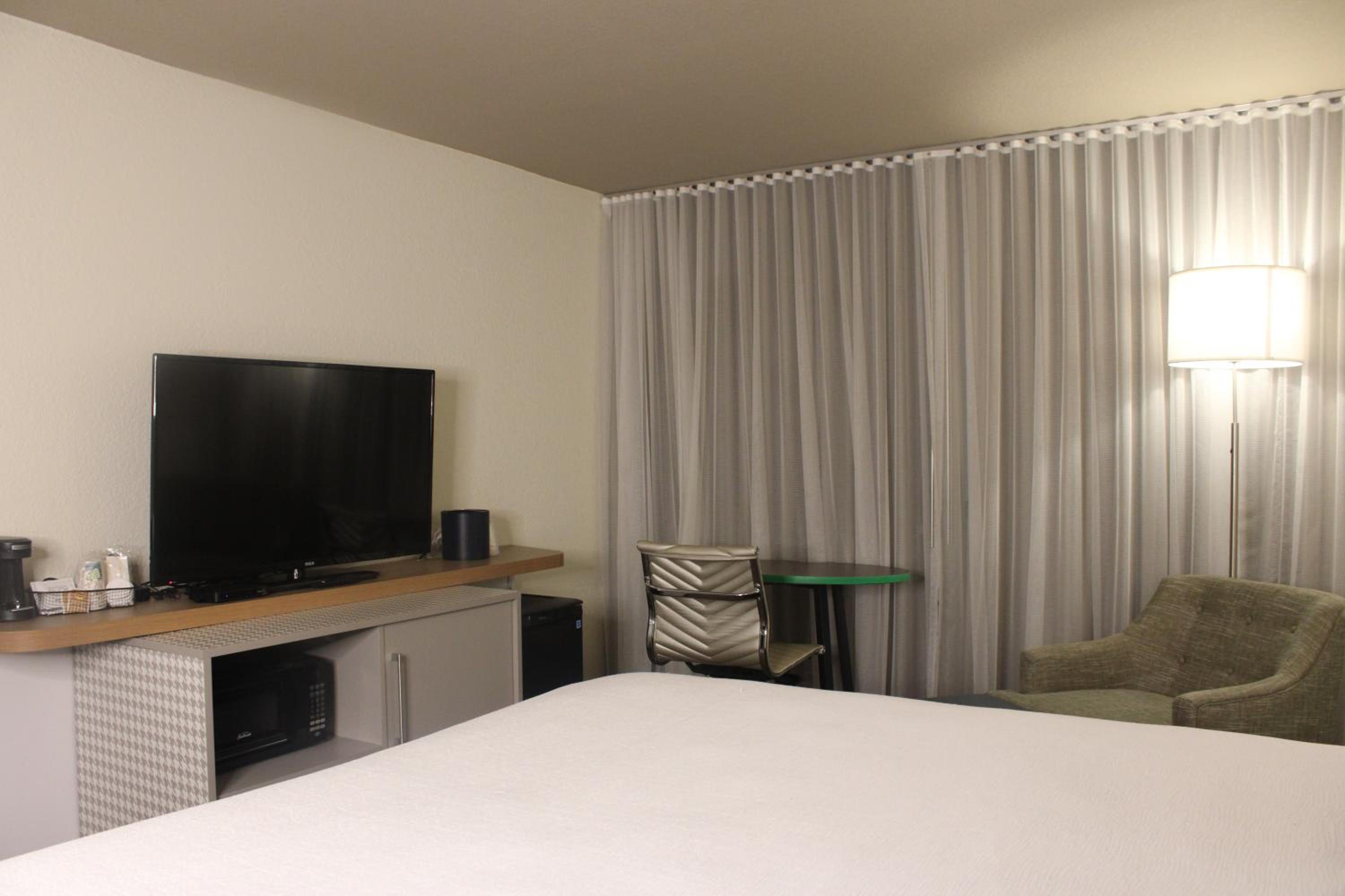 Фото Gateway Hotel & Convention Center, Bwpc