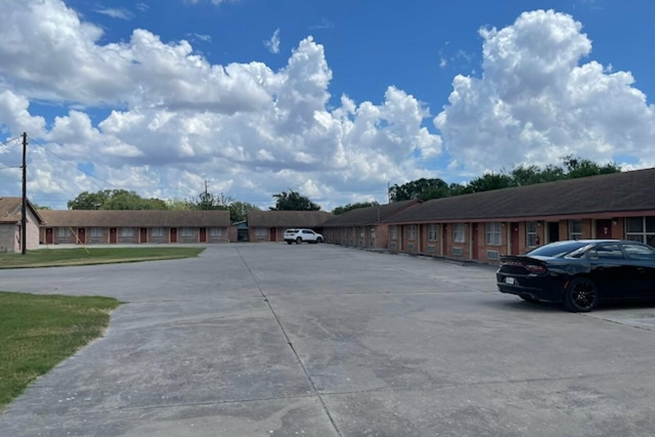 Фото Lakeside Inn & Suites