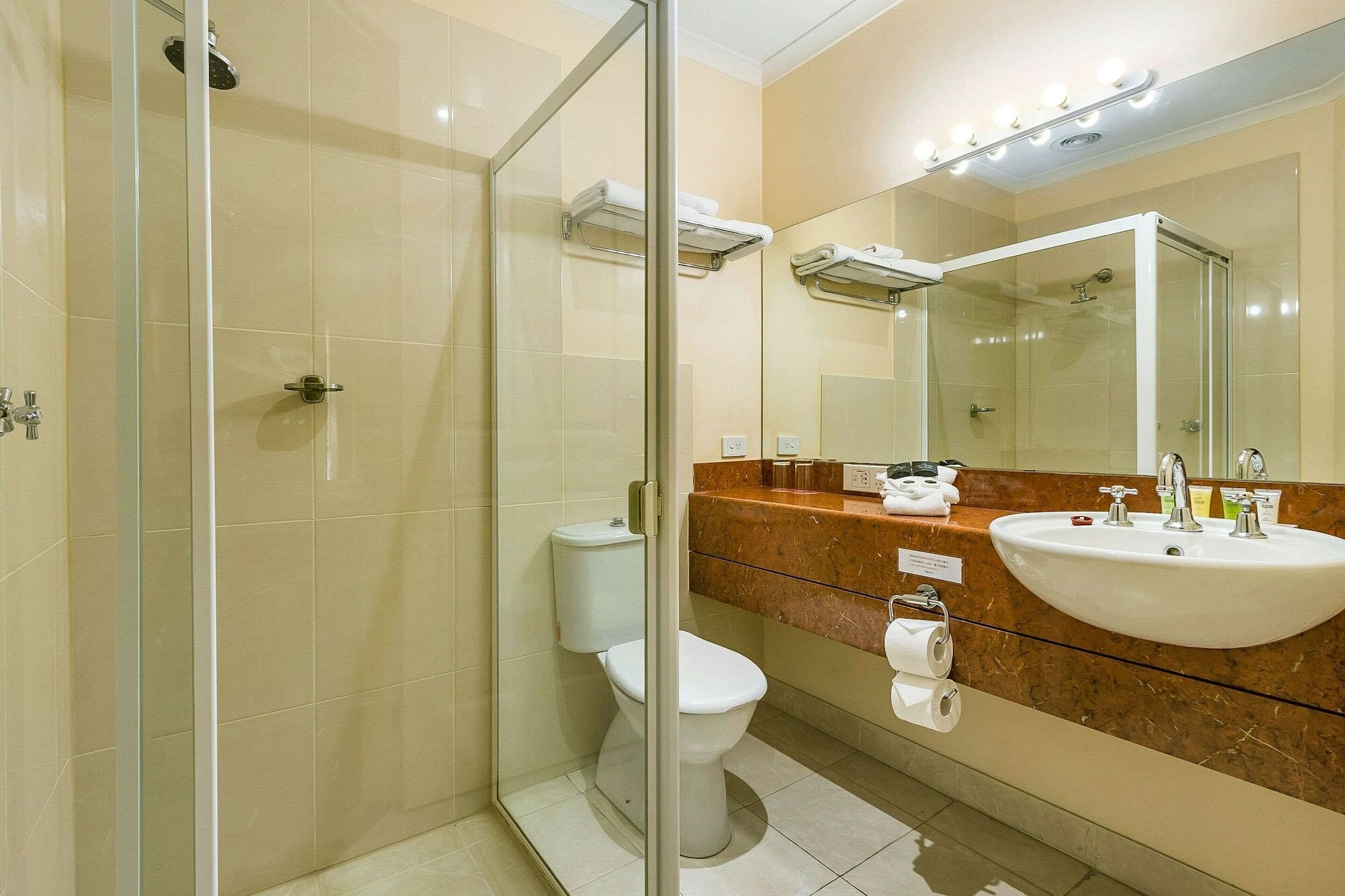 Фото Canterbury International Hotel